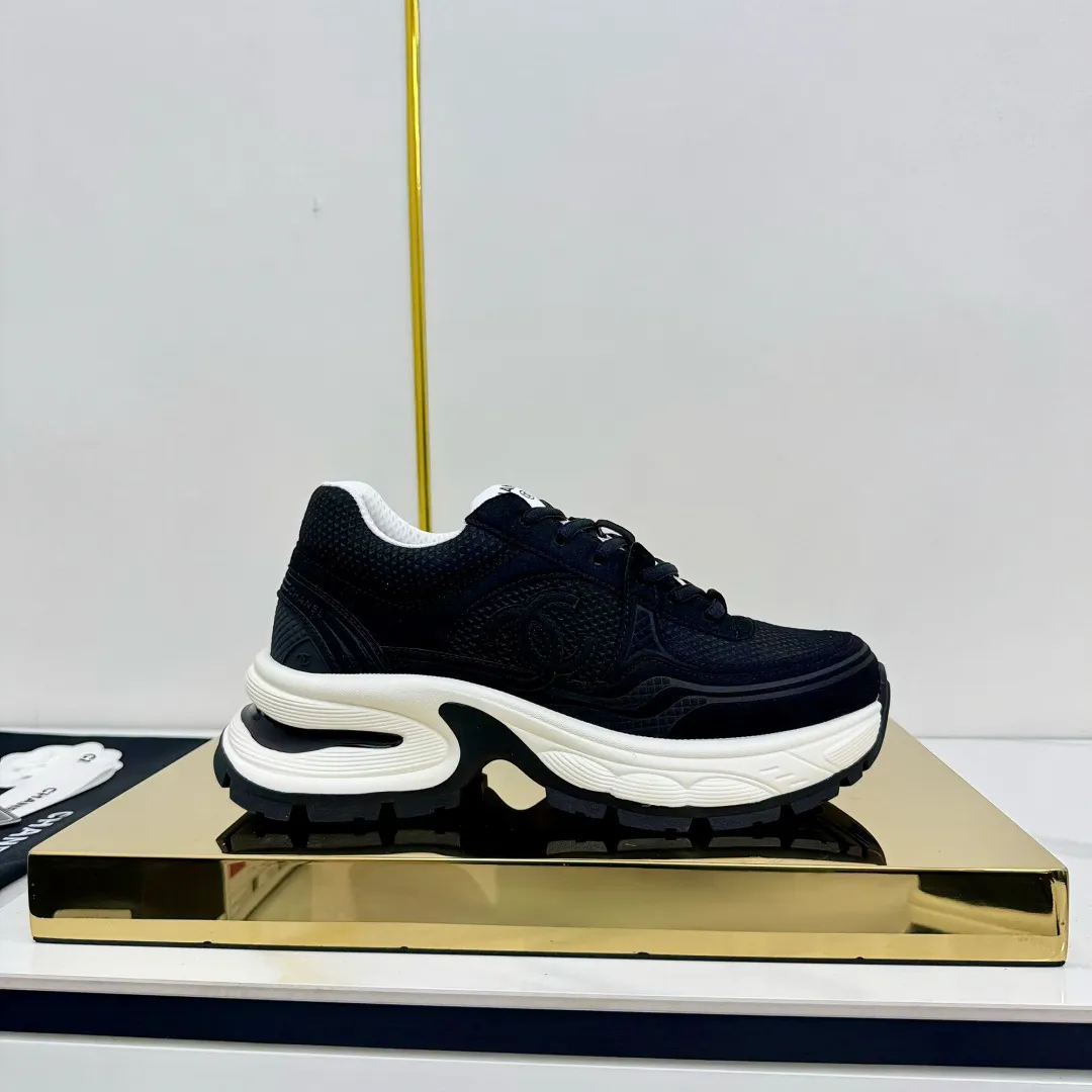 👟👟Ex-factory price 680👟👟 Upgraded version, upgraded version, upgraded version! No rebuttal accepted! ! ! ! Chanel Chanel panda shoes! 2025 counter's top casual sports shoes. This classic design; the upper is electro-embroidered with a variety of techniques; the outsole is fashionable and sporty; the unusual inclusion of a variety of color matching elements... The diversified mix and match is very good-looking and versatile, and can be used for leisure, fashion, sports, and outdoor... ꫛꫀꪝ Go➫ Materials: ❶Upper made of: original imported first-layer silk cowhide + original waterproof cloth + original first-layer cowhide ❷Inner lining: Original Yangli+Net ❸Outsole based on: Original TPU combination outsole Counter boutique packaging complete set for women 35–41 👉 👉 👉 👉